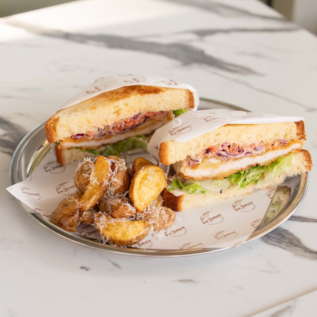 Sando Sezar Soslu - Brioche Ekmeği, Sezar Sos, Sebze Mix, Panelenmiş Tavuk. Yanında Fırında Patates ile servis edilir.