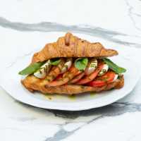 Mozarella Caprese Kruvasan