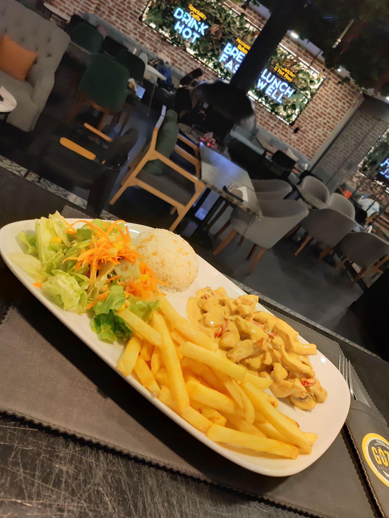 Köri Soslu Tavuk - ( 180 gr. Julyen tavuk, renkli  biber, mantar, garnitür, köri baharatı, krema) garnitürleri (pilav, patates, salata}
