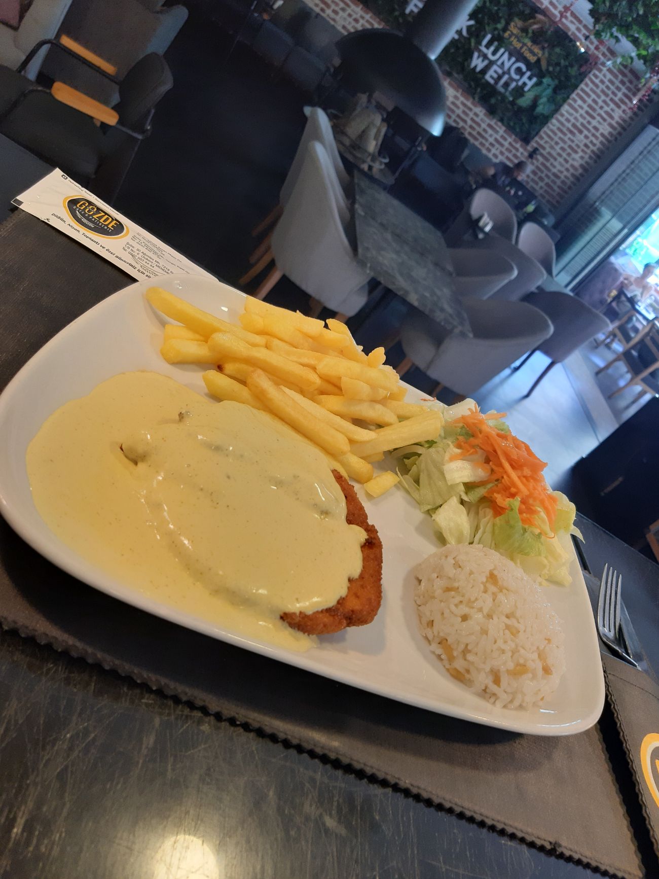 Köri Soslu Schnitzel - (180 gr. Köri soslu tavuk bonfile) garnitürleri( pilav, patates, salata)