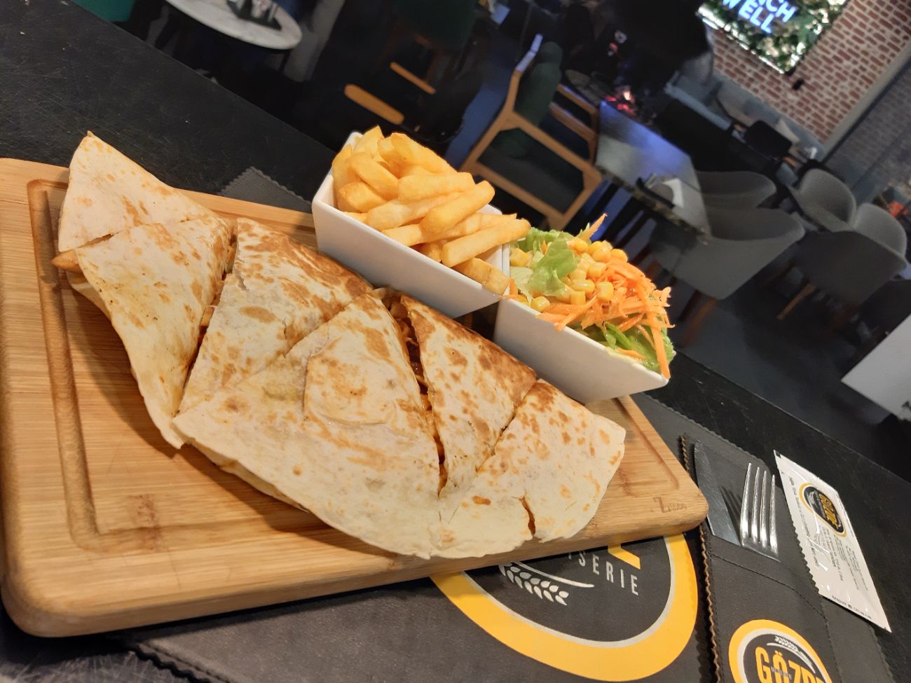 Tavuklu Quesadilla - ( Tortilla ekmeği, julyen tavuk, cheddar peyniri, renkli biber, soğan, patates, salata ve garnitür ile)