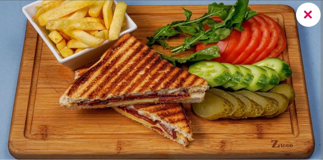 Sucuklu Kaşarlı Kare Tost - patates, garnitür eşliğinde.