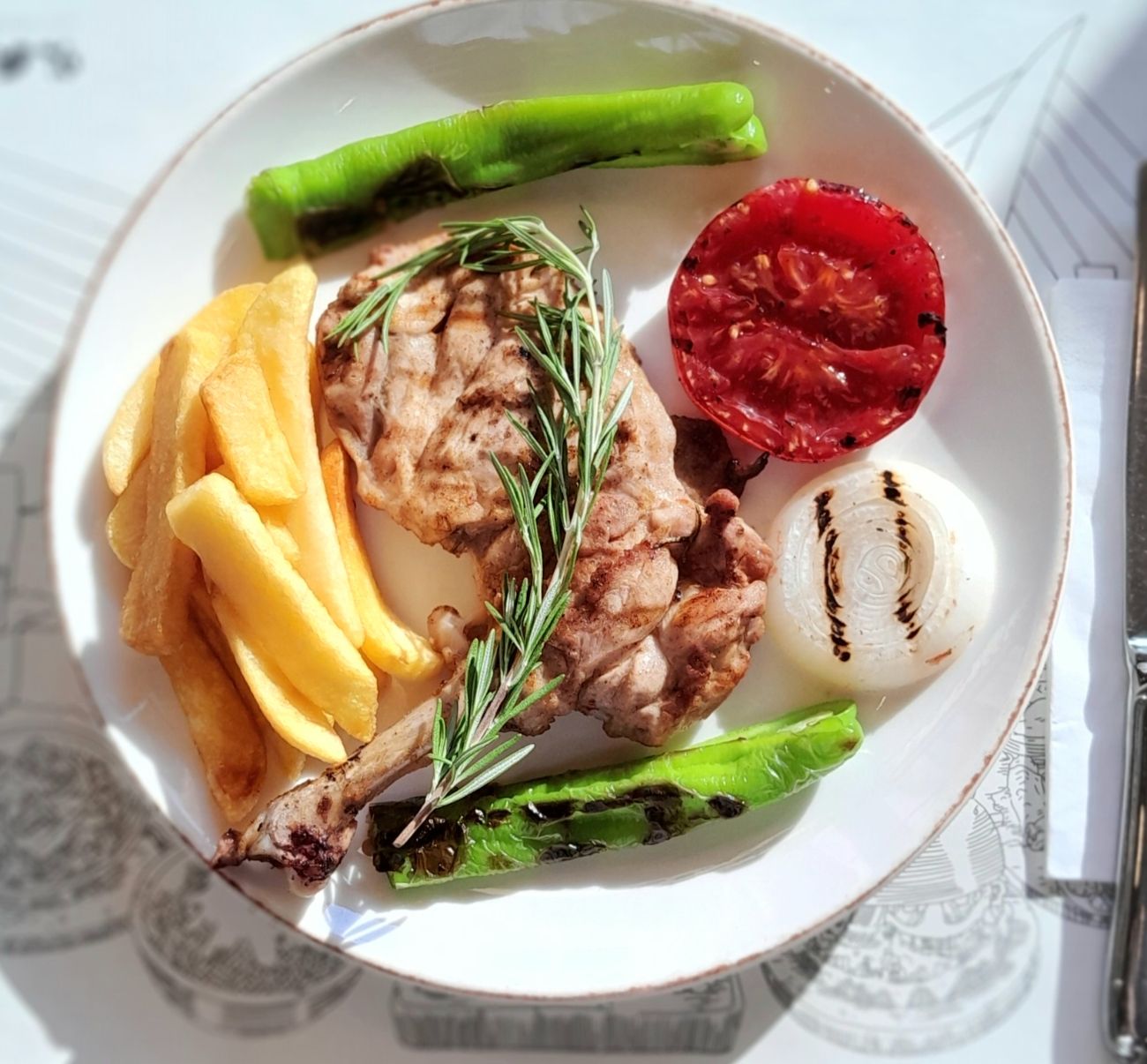 Tavuk pirzola - özel sosla hazırlanmış 220gr.tavuk butu domates,köy biberi,soğan halkası ve patates kızartması eşliğinde sunulur.