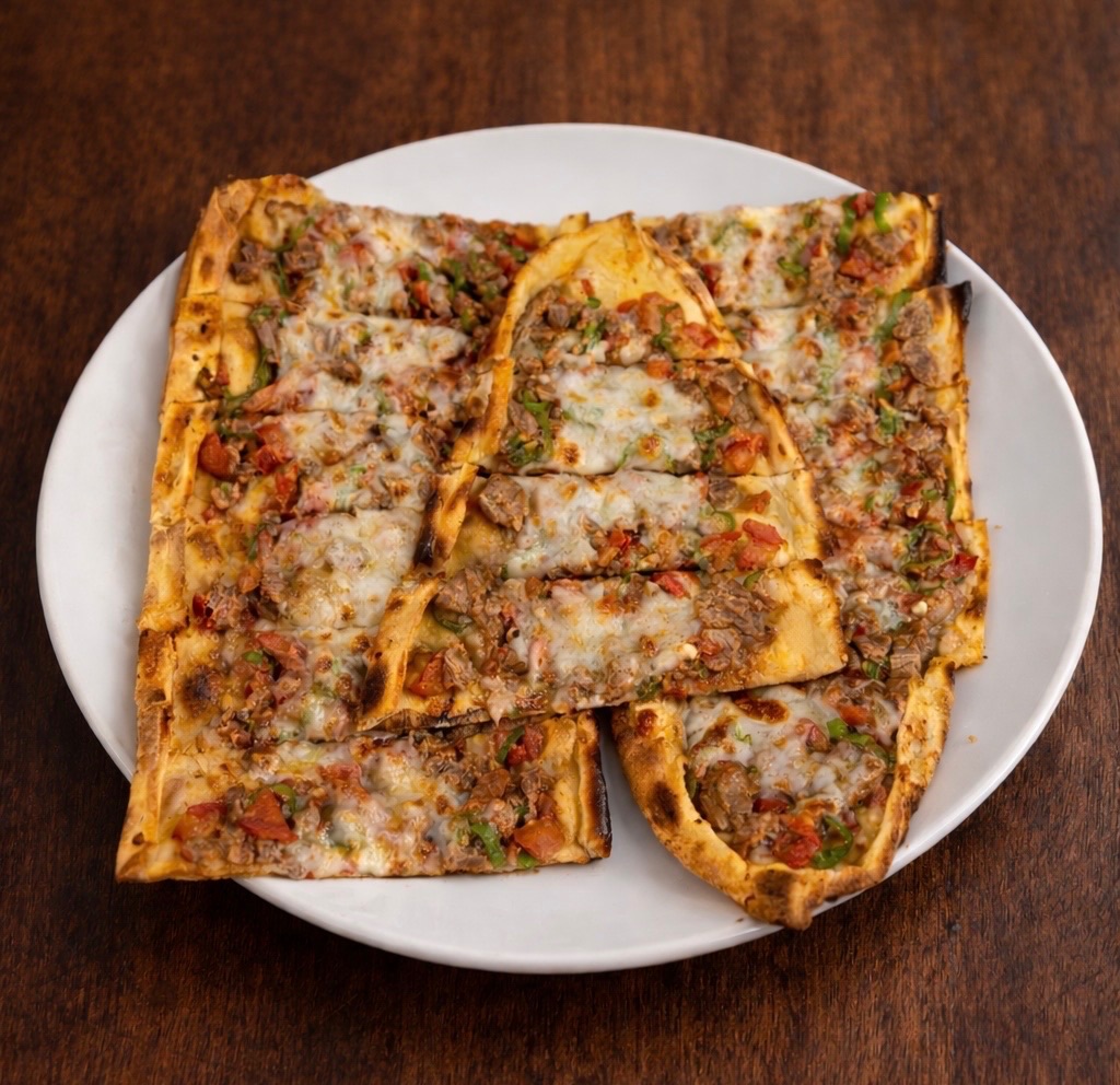 Kuşbaşılı Kaşarlı Pide - Lokum kıvamında dana kuşbaşı ve bol kaşar peyniriyle en çok tercih edilen seçeneklerden.