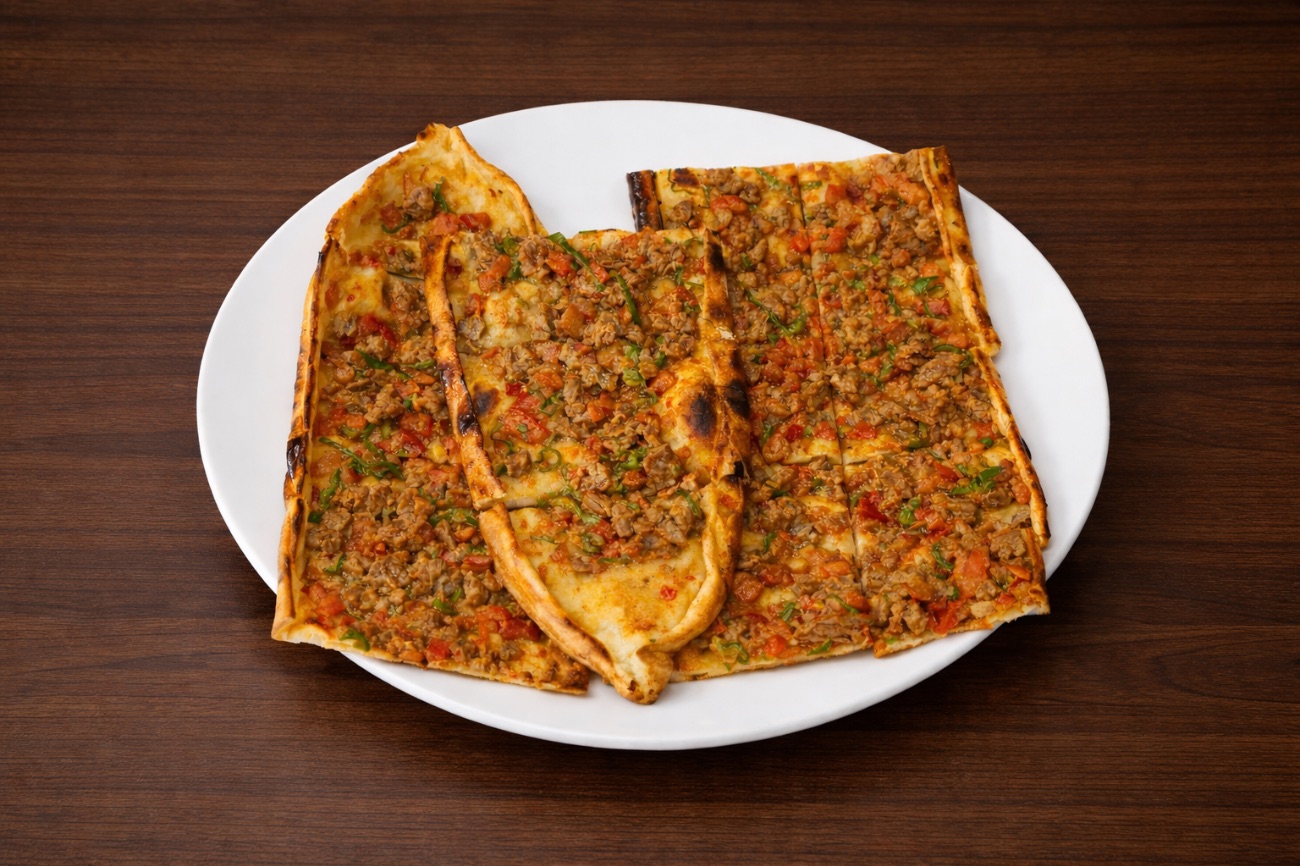Kuşbaşılı Pide - Özenle seçilmiş dana kuşbaşı etleri, taş fırında sulu ve yumuşak kıvamda pişirilir.