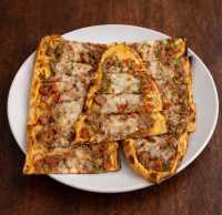 Kuşbaşılı Kaşarlı Pide
