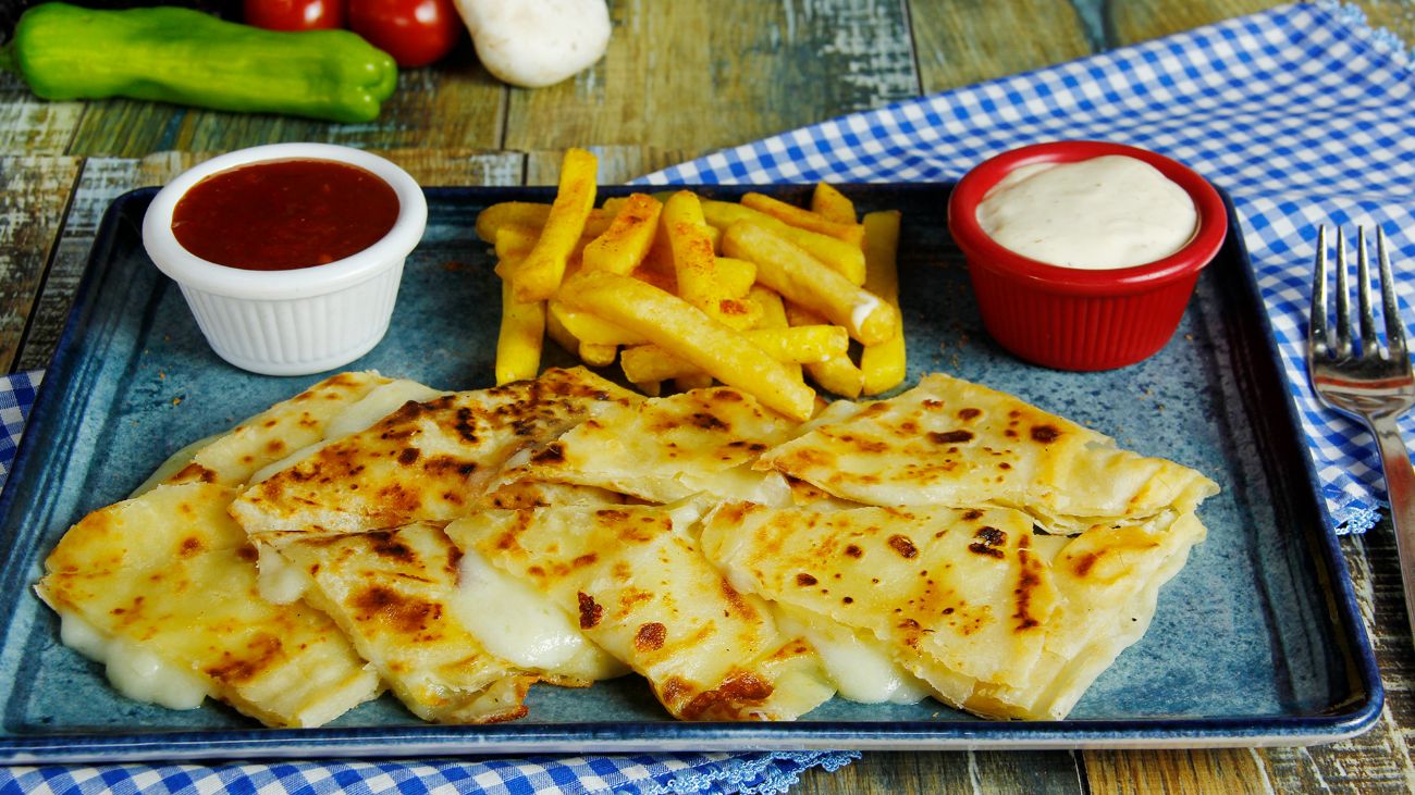 Kaşarlı Gözleme - Taze yufla içinde kaşar peyniri, patates kızartması, garlic sos ve chilli sos ile...