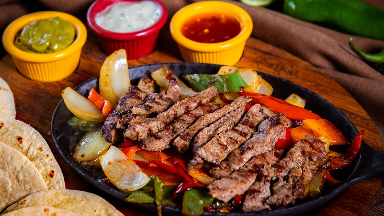 ET FAJITA - Sotelenmiş yeşil biber,kırmızı biber,kuru soğan,ızgara biftek dilimleri,yanında kaşar peyniri,sweet chıllı sos,jalapeno biberi,tortilla ekmeği,kibrit patates ile…
