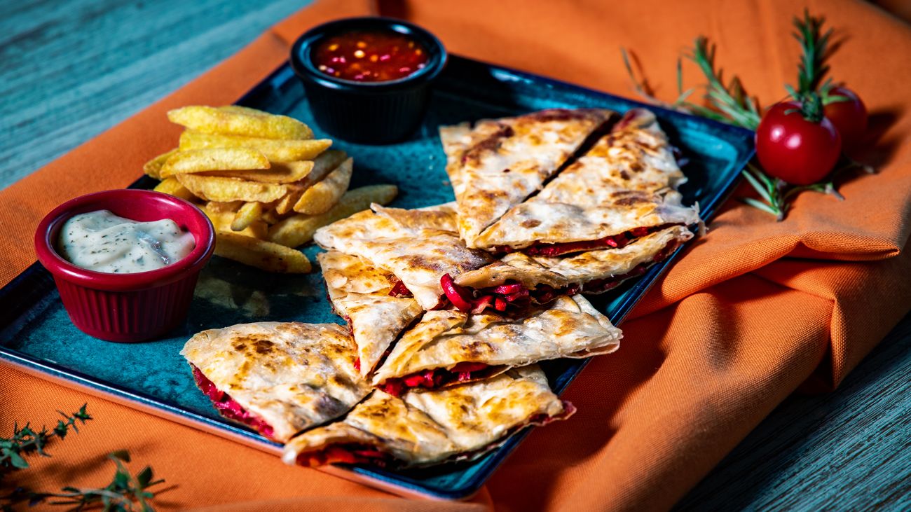 Karışık Gözleme - Taze yufka içinde salam, sosis, sucuk, kaşar peyniri, patates kızartması, garlic ve chilli sos ile...