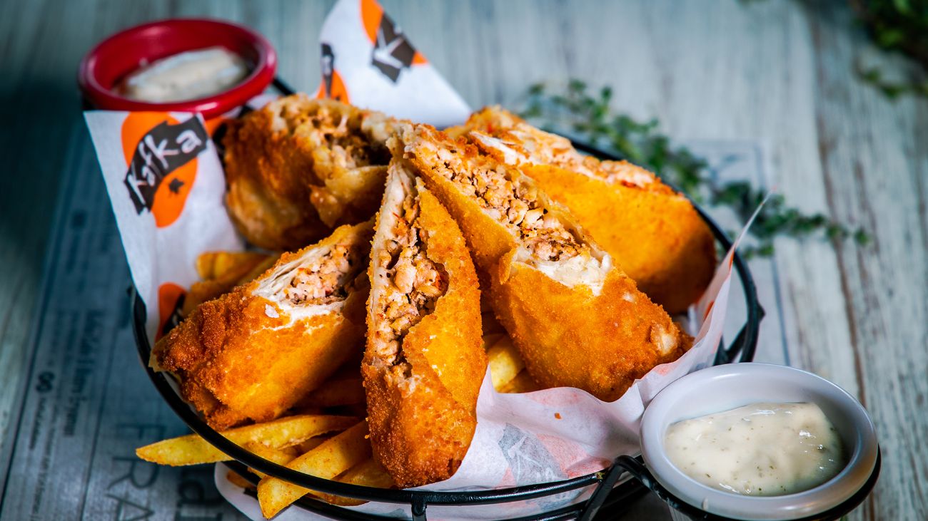 Tavuklu Börek - Taze yufka içerisinde renkli biberler, mantar, kaşar peyniri ve tavuk but ile pane edilmiş börekler, patates kızartması, garlic sos ve chilli sos ile...