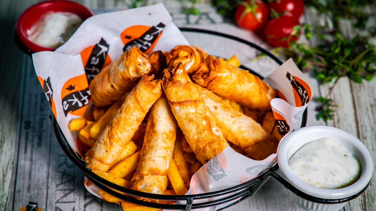 Sigara Böreği - Taze yufka içerisinde beyaz peynirli maydonozlu, patates kızartması, garlic sos ve chilli sos ile...