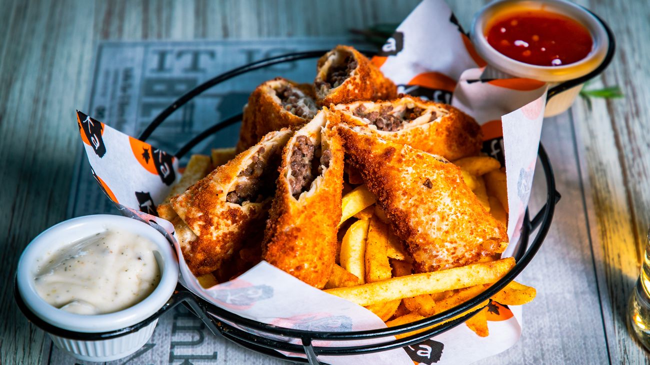 Kıymalı Börek - Taze yufka içerisinde renkli biberler, kaşar peyniri ve dana kıyması ile pane edilmiş börekler, patates kızartması, garlic sos ve chilli sos ile...