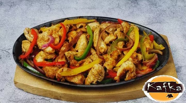TAVUK FAJITA - Sotelenmiş yeşil biber,kırmızı biber,kuru soğan,ızgara tavuk dilimleri,yanında kaşar peyniri,sweet chıllı sos,jalapeno biberi,tortilla ekmeği,kibrit patates ile…