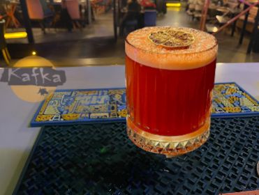 MUTLULUK - 5 cl Votka, 3 cl Rom, 1,5 cl Orman Meyvesi Püresi, 3 cl Sweat Sour, 4 cl Elma Suyu, 4 cl Ananas Suyu, 2 cl Sprite