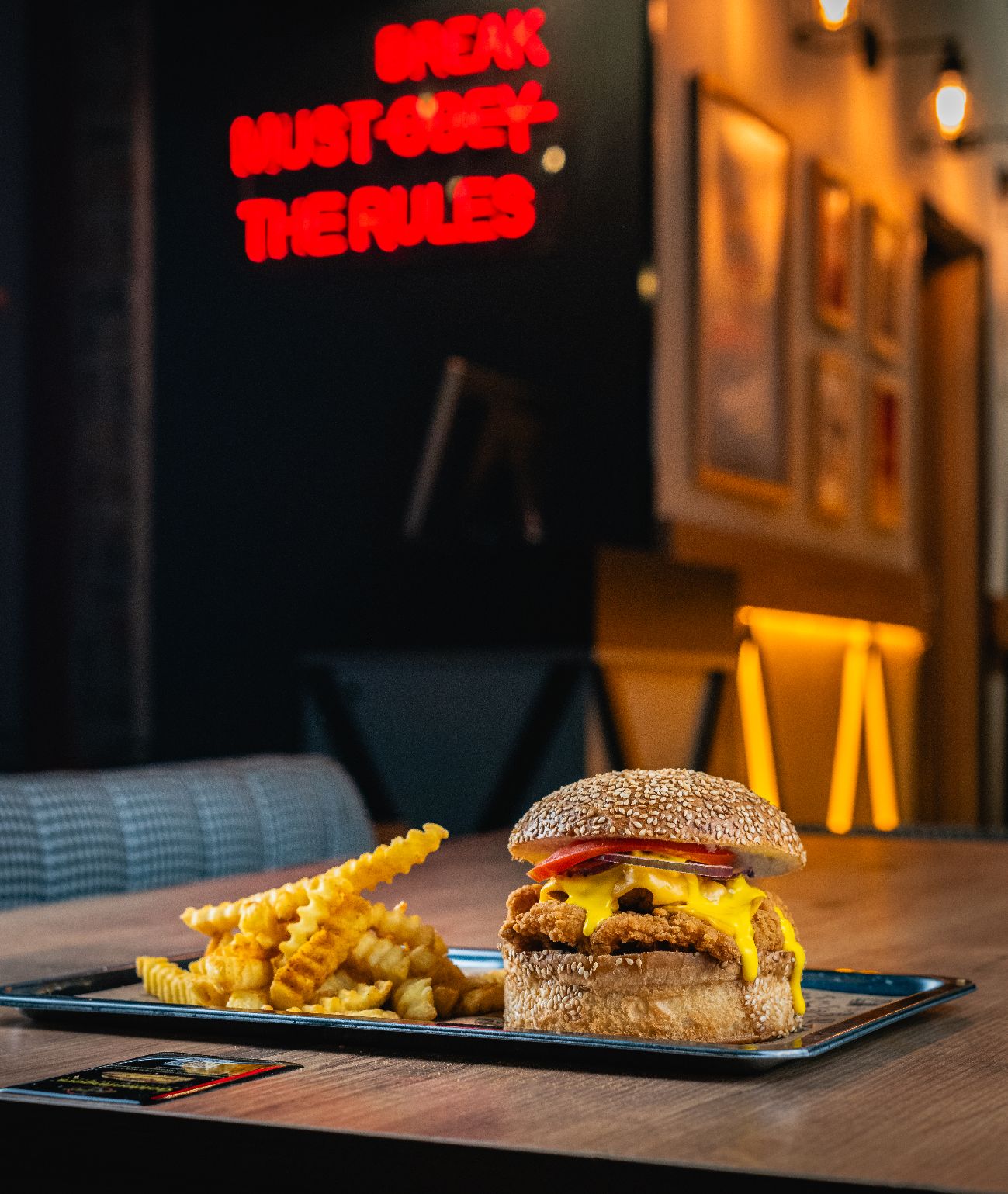 Chicken Burger - GF kıtır tavuk, GF burger sos, double american cheddar, kırmızı soğan, çubuk turşu, domates.