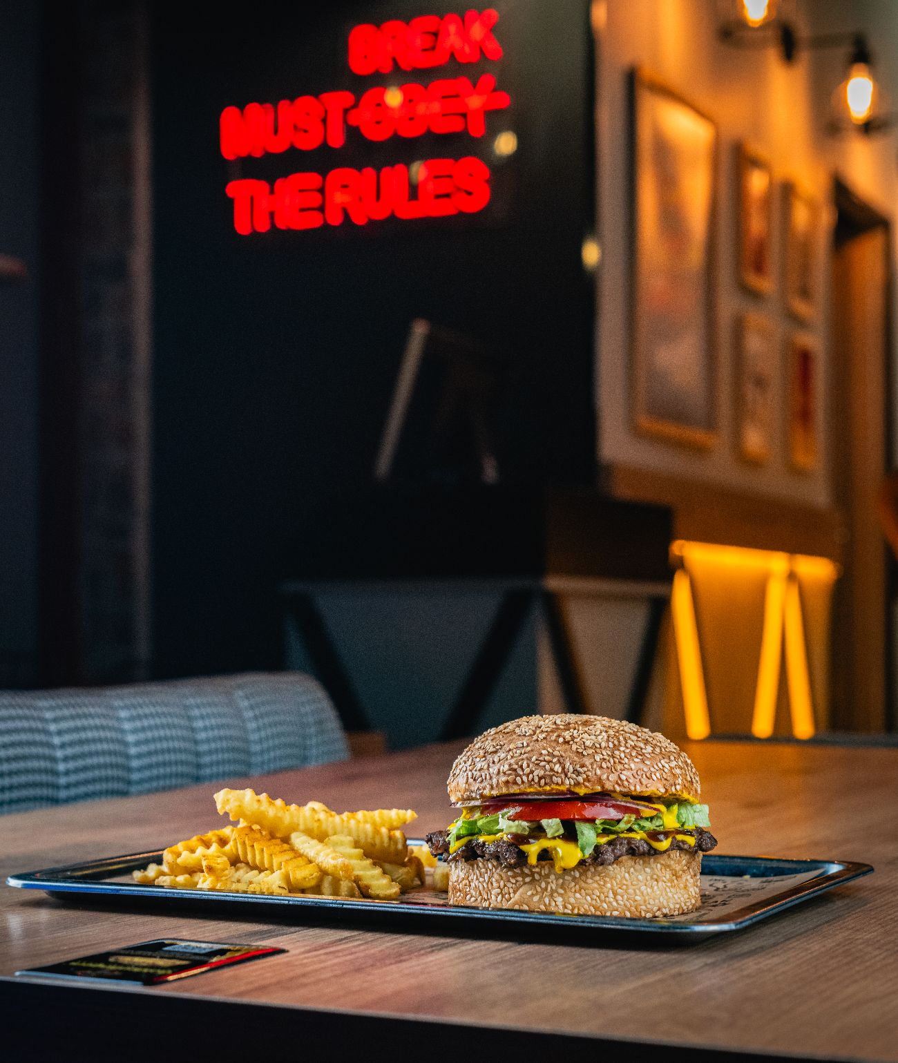 American Classic BBQ Burger - smash burger köftesi, double american cheddar, GF BBQ Sos, GF burger sos, kırmızı soğan, çubuk turşu, marul, domates.