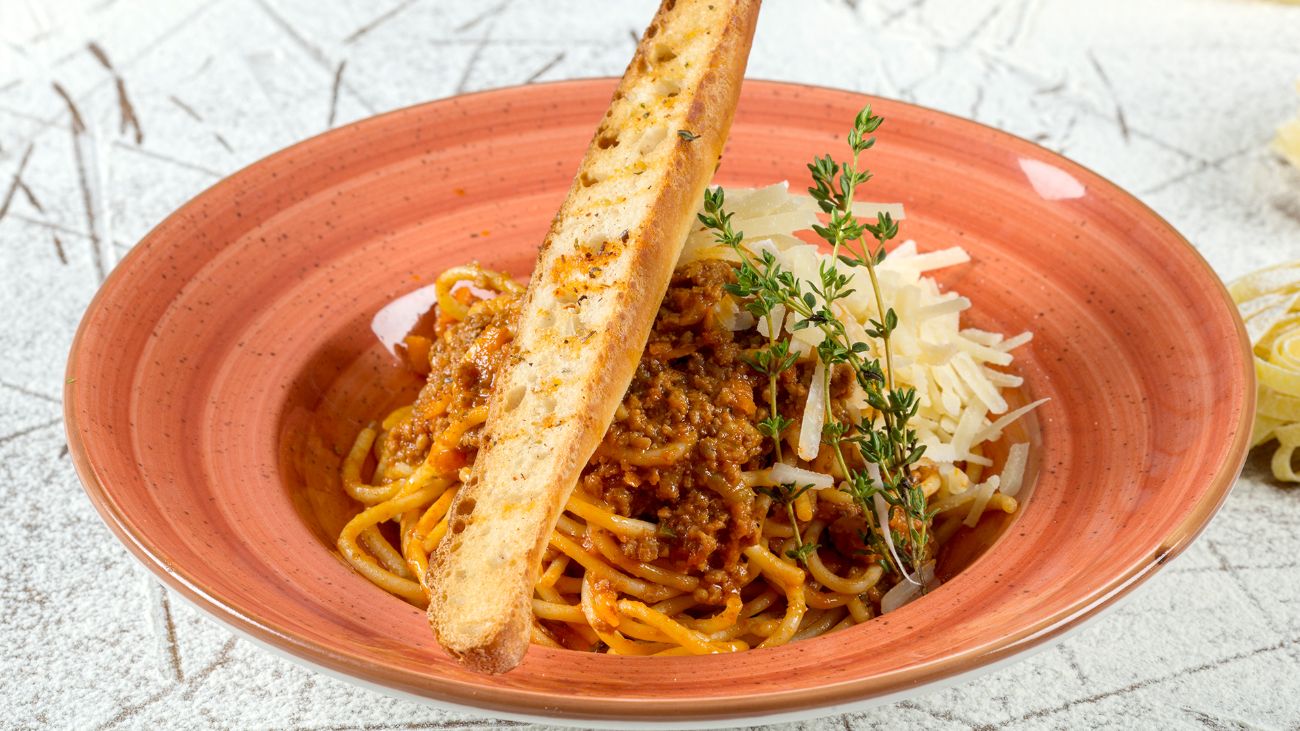 Spagetti Bolonez - Dana kıyması, fesleğenli domates sos, yeşil biber, parmesan peyniri