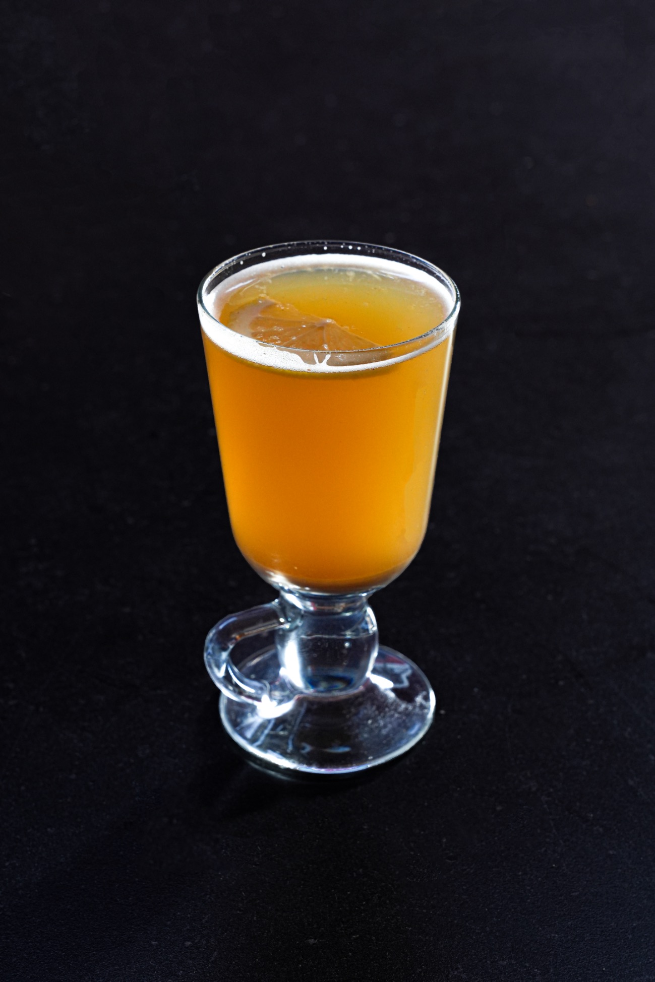 ليمون وعسل وزنجبيل ساخن