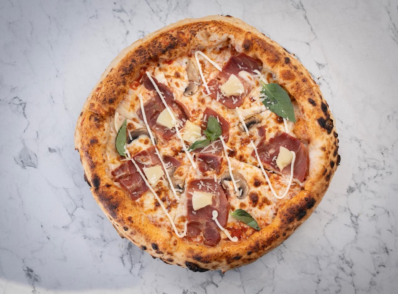 بيتزا فور فيوز استيك مع اناناس