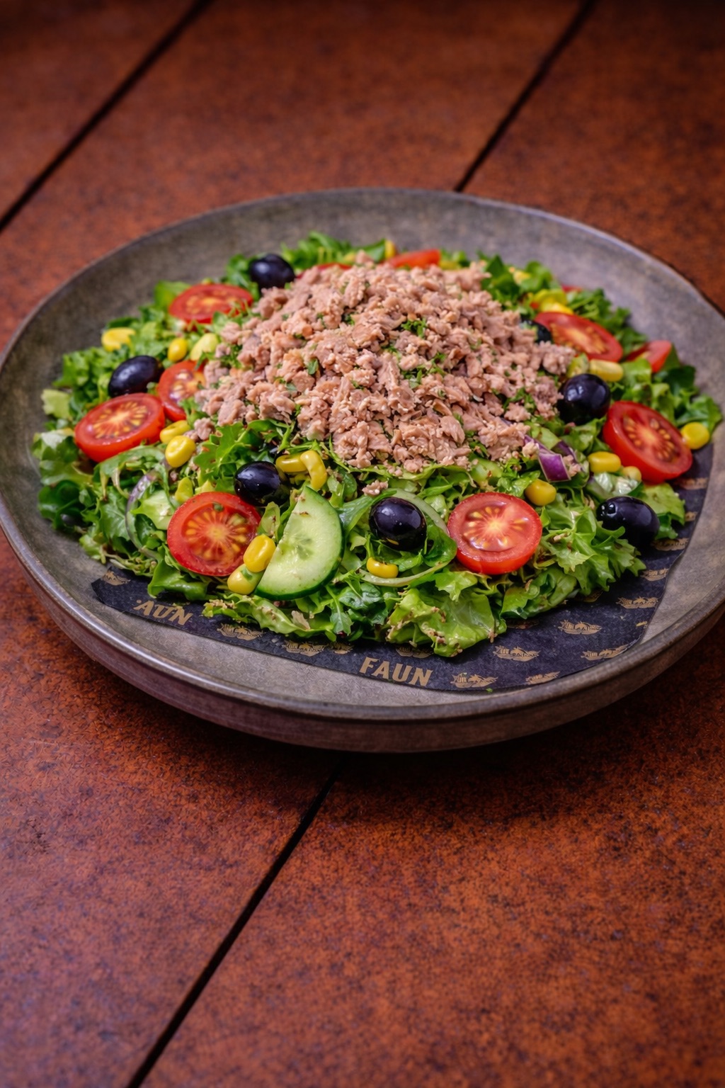 Ton Balıklı Salata - Mevsim Yeşillikleri, Kırmızı Soğan, Mısır