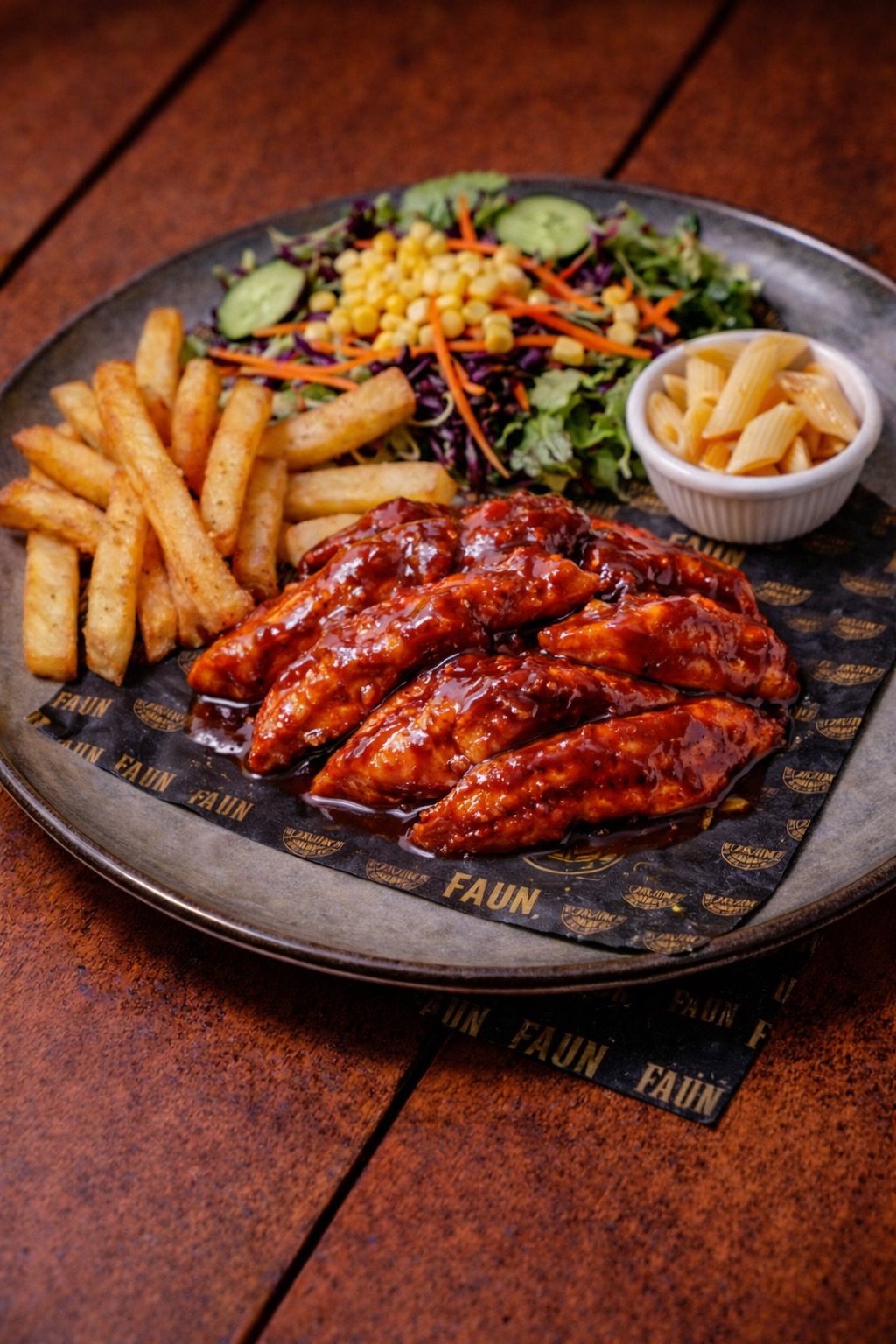 Barbekü Soslu Tavuk - Bonfile Tavuk, Kapya, Köy Biberi, Mantar, Barbekü Sos, Kaşık Patates, Mevsim Yeşillikleri, Makarna