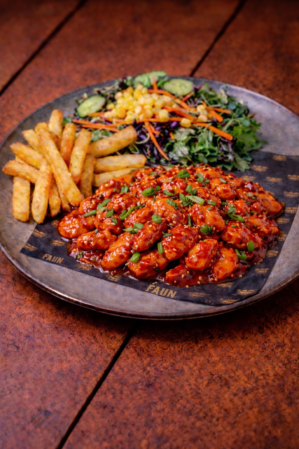 Chilli Soslu Tavuk - Tavuk Bonfile Izgara, Acı Tatlı Sos, Mevsim Salata, Kaşık Patates, Makarna