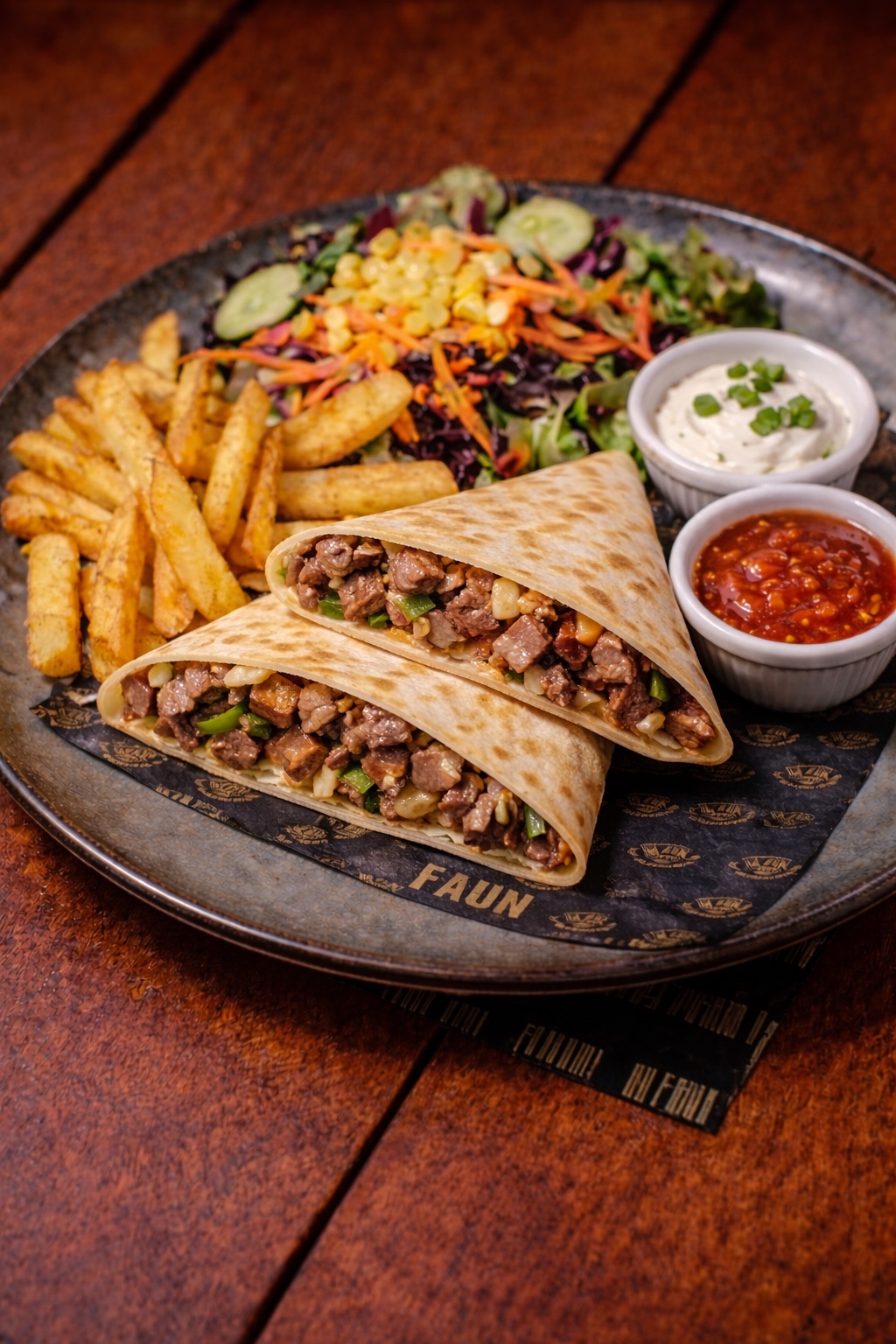 Biftek Quesadilla - Biftek parçaları, mantar, soğan, peynir, biberler, kaşık patates, cheddar, mevsim yeşillikleri, dip sos