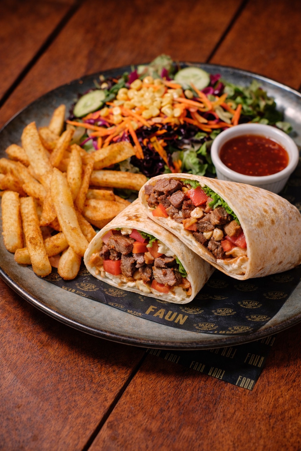Biftek Tortilla Dürüm - Biftek parçaları, Mantar, Soğan, Biberler, Peynir, Kaşık Patates, Mevsim Yeşillikleri, Dip sos