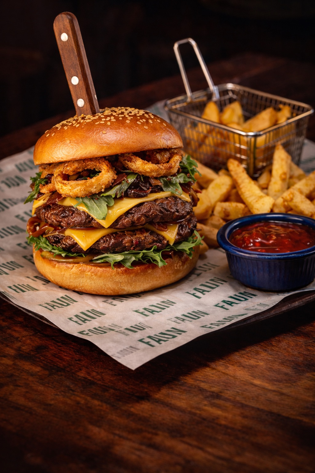Faun Burger - Çift Burger Köftesi, Karamelize Soğan, cheddar, Roka, Kaşık Patates, Soğan Halkası, Dip sos