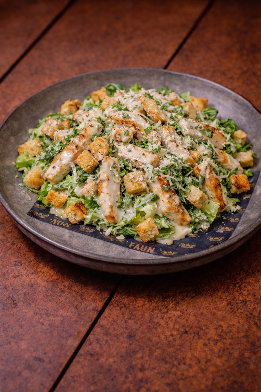 Tavuklu Sezar Salata - Bonfile Izgara Tavuk, Yeşil Marul, Zeytinyağ-Limon Sos, Kroton, Sezar Sos, Parmesan