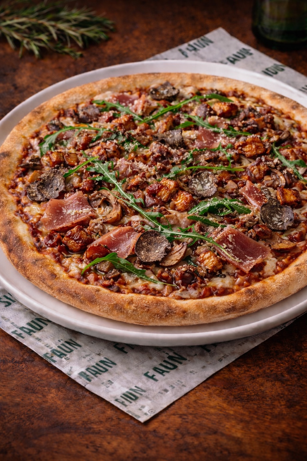 Faun Pizza - El Yapımı Hamur, Özel Pizza Sos, Mozerrella, Keçi Peyniri, pastırma, Kavurma, mantar, soğan, roka, parmesan
