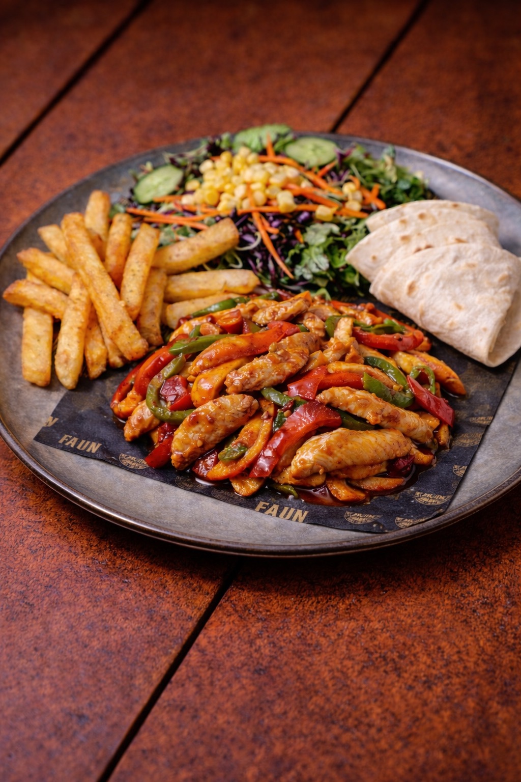 Tavuk Fajita - Bonfile Tavuk, Kapya, Köy Biberi, Soğan, Fajita Baharat, Kaşık Patates, Mevsim Yeşillikleri, Lavaş