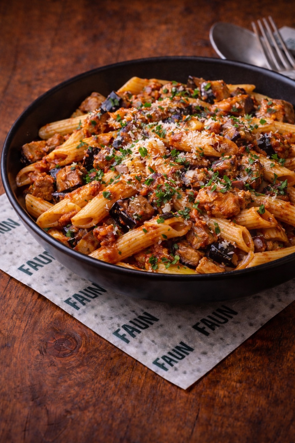 Faun Makarna - Penne, Bonfile Dilimleri, Patlıcan Beğendi, Acı Sos, Permesan
