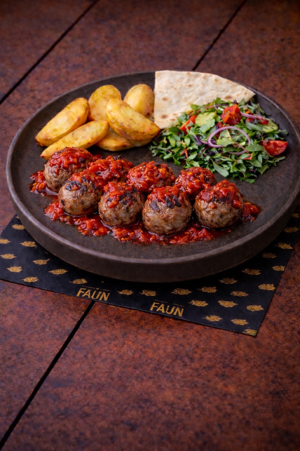 Meksikan Köfte - Kasap Köfte, Soğan, Domates, Biber, Acı Sos, Kaşık Patates, Mevsim Salata, Lavaş
