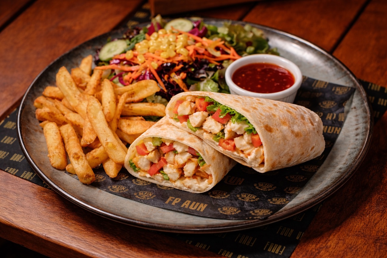 Tavuklu Tortilla Dürüm - Izgara tavuk, mantar, biberler, peynir, mevsim yeşillikleri, kaşık patates, dip sos