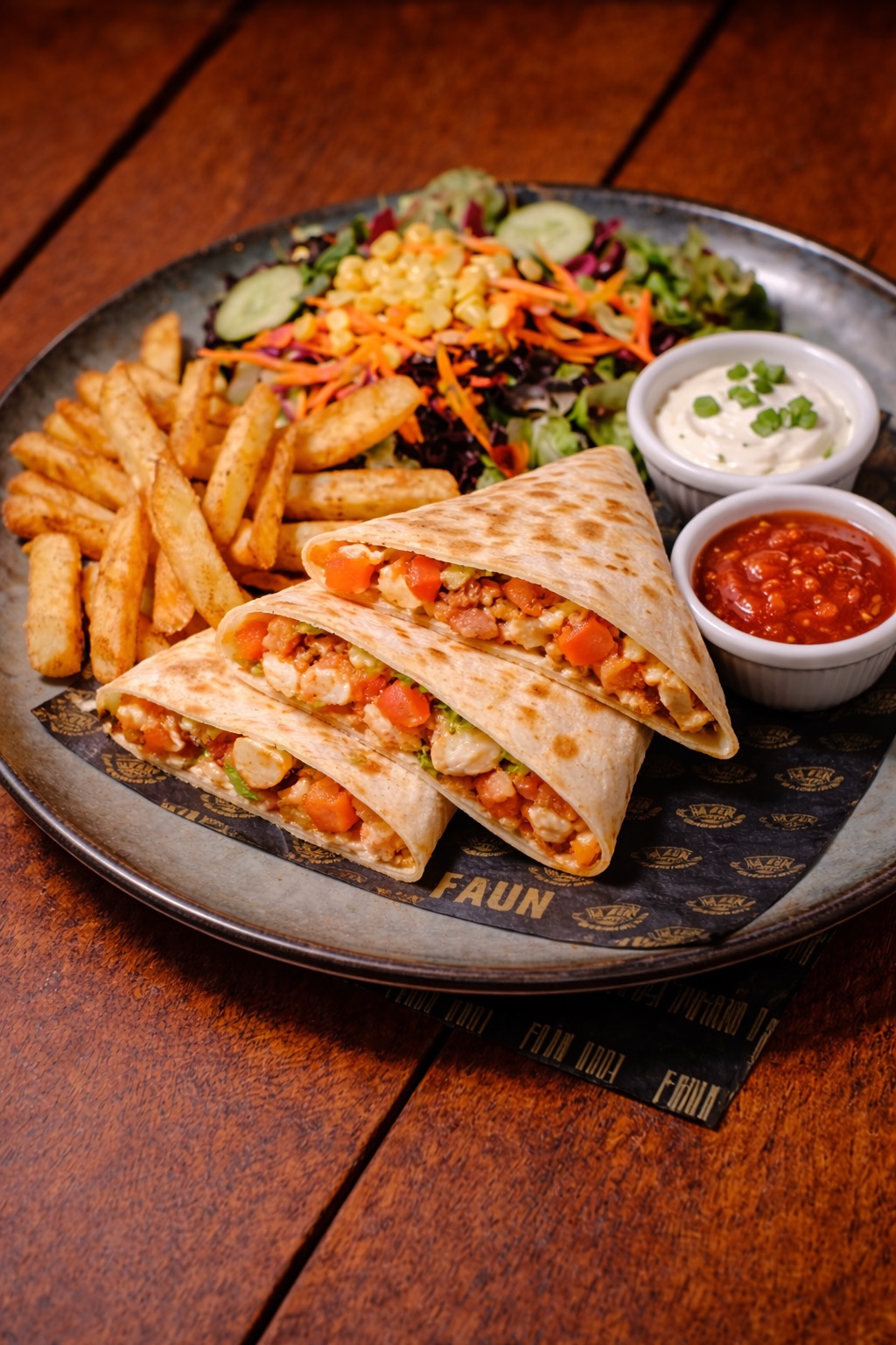 Tavuk Quesadilla - Izgara tavuk parçaları, mantar, soğan, peynir, biberler, kaşık patates, mevsim yeşillikleri, dip sos