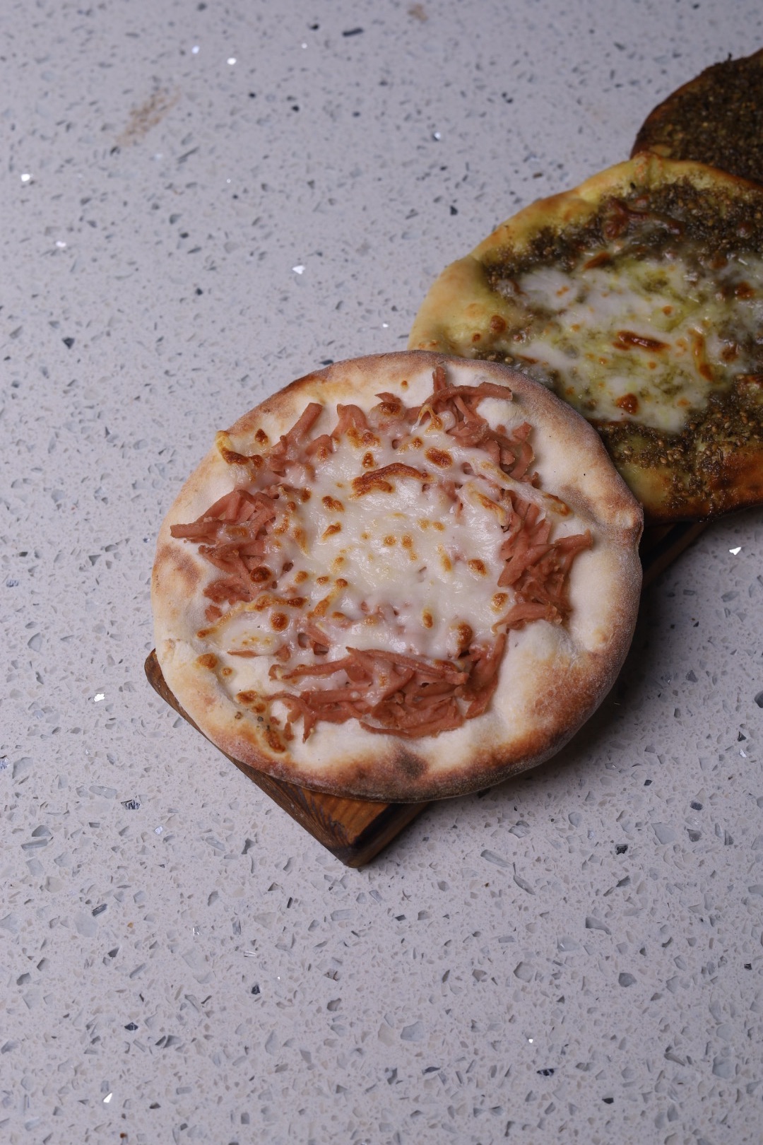 مرتديلا بالقشقوان