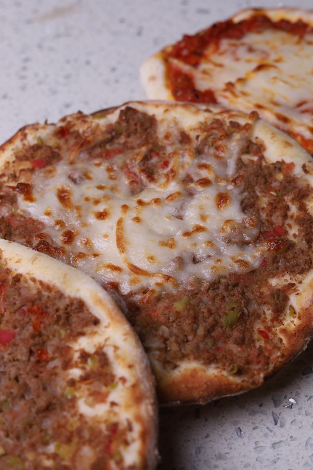 لحم بعجين بالجبن