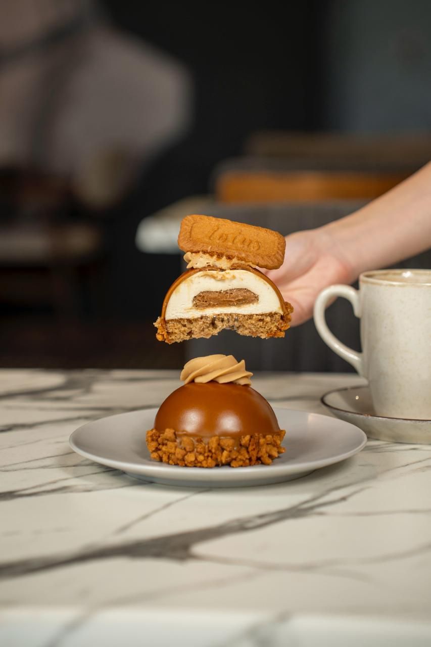 Lotus Special - Tereyağlı bir bisküvi tabanı, beyaz çikolata ile hazırlanan kreması ve ortasında lotus spread ile hazırlanır