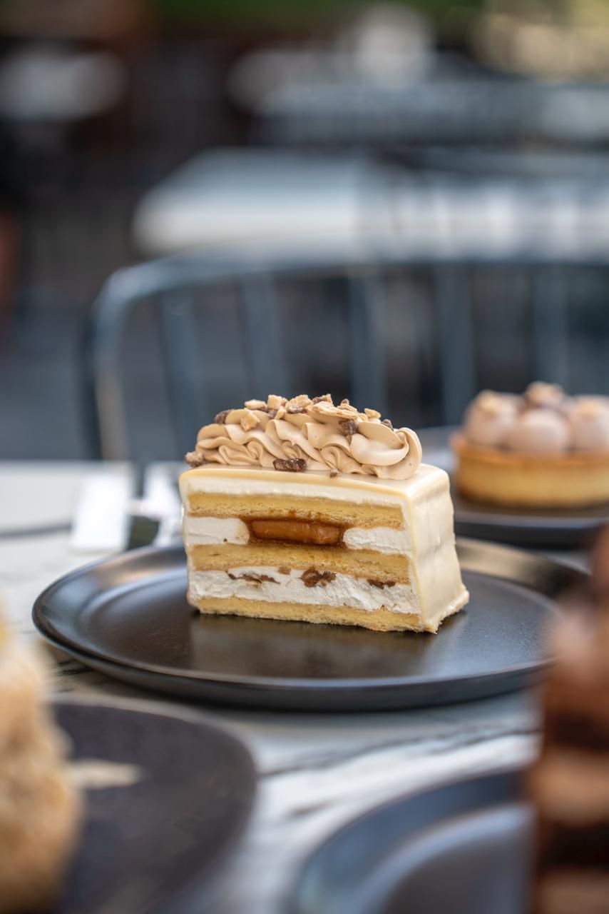 Lotus Pasta - Pandispanya keki arasında kreması ve lotus spread dolgulu