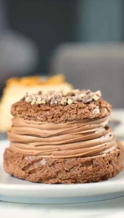 Frambuazlı Paris Brest - Tereyağlı çıtır Pate a Choux içerisinde çikolatalı pastacı kreması, frambuaz sos ve çikolata sos ile servis edilir