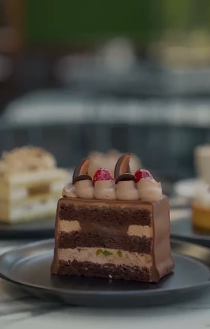 Markiz - Keki kırmızı meyve sosu ile ıslatılmış, arasında bol çikolatalı kreması ve antep fıstığı ile hazırlanan pasta