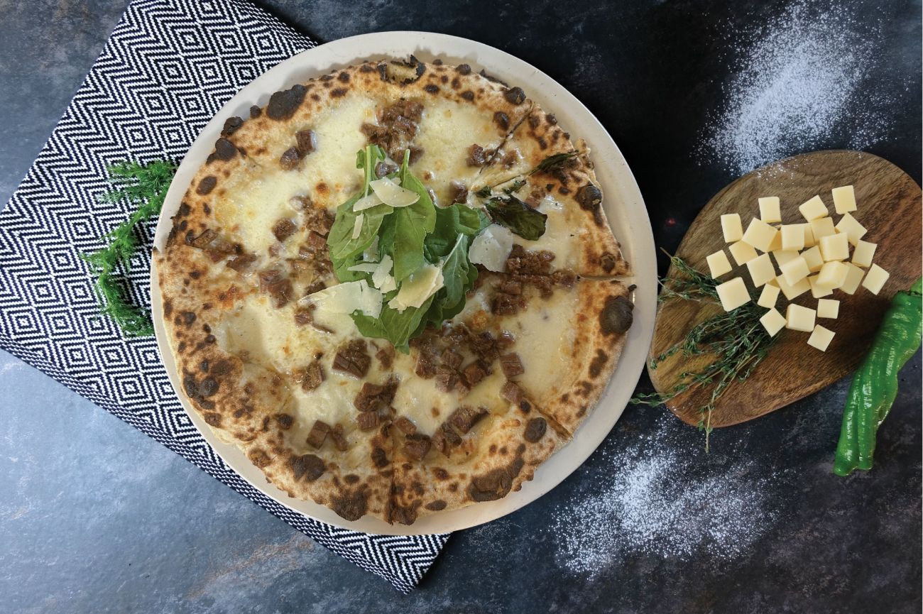 Pizza Con Kavurma - kavurma, mozzarella peyniri, roka, parmesan