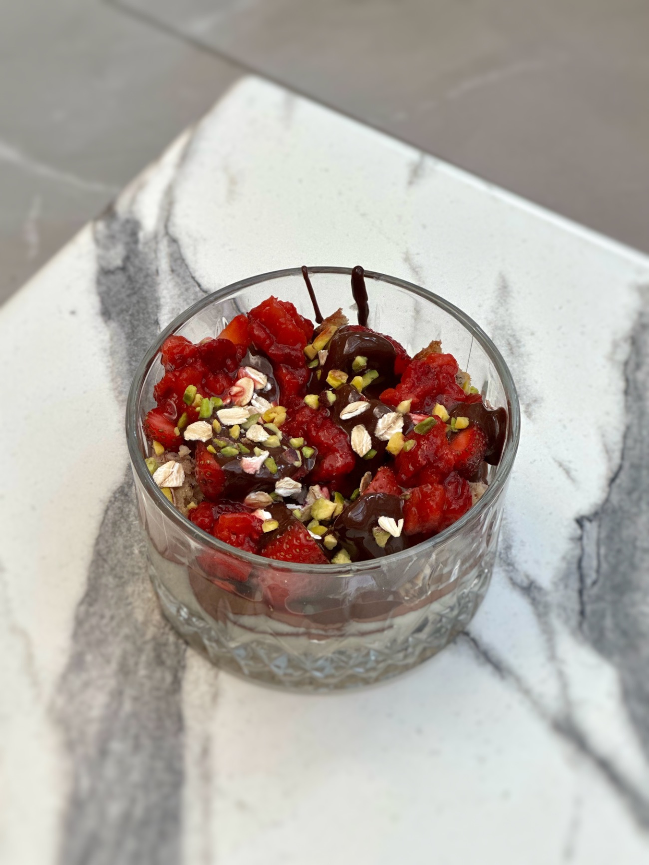 Fit & Sweet Cup - Yüksek Lifli Kuru Meyveli Yulaf Keki, Çilek, Yulaf, % 60 Bitter Belçika Çikolatası, Sütlü Belçika Çikolatası, Antep Fıstığı, Versando Kreması