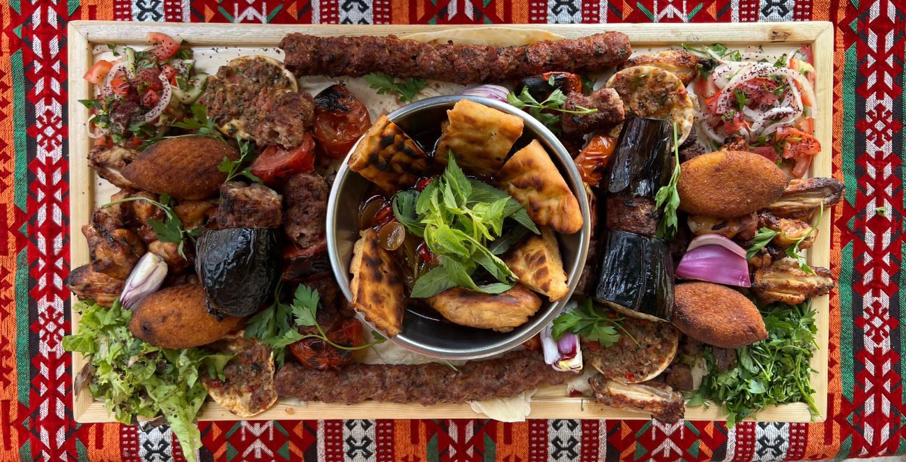 GÖBEKLİTEPE - Karışık Special Kebap - ( 1 Porsiyon Terbiyeli, 1 Porsiyon Urfa, 1 Porsiyon Ciğer, 1 Porsiyon Kuzu Şiş, 1 Porsiyon Tavuk Kanat, 1 Porsiyon Domatesli Kebap, 1 Porsiyon Patlıcanlı Kebap, 4 İçli Köfte, 4 Adet Fındık Lahmacun, Sürahi Ayran ve Şalgam.)