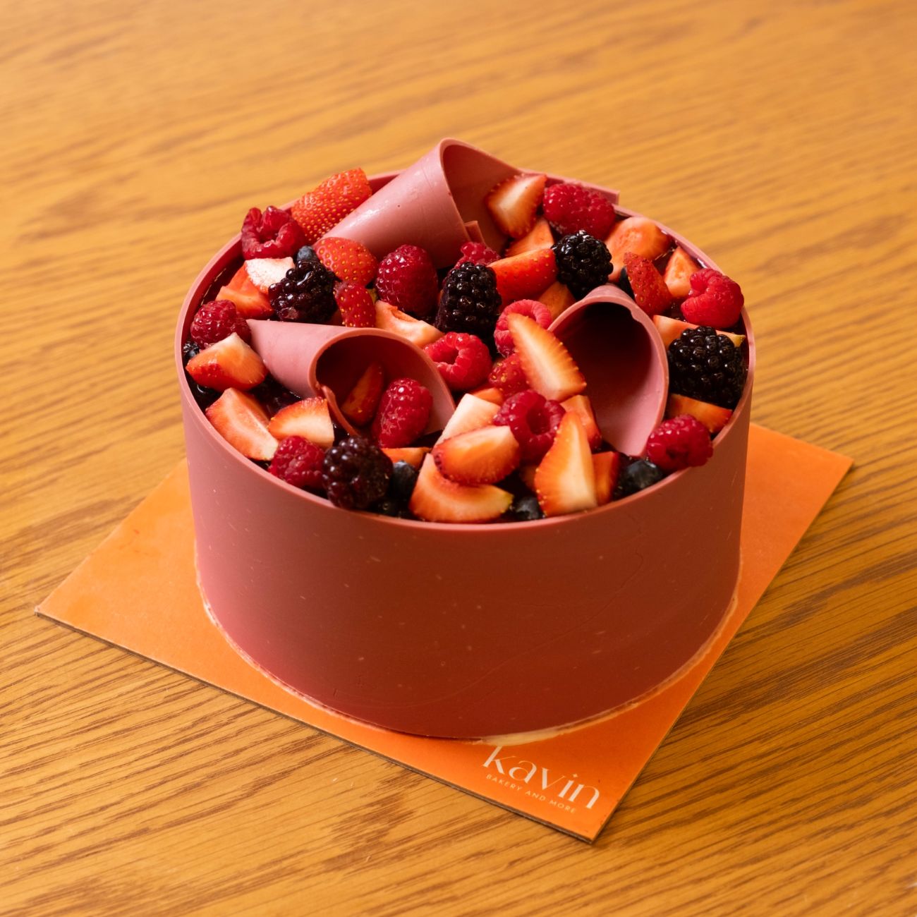 Ruby Chocalate ( 6-8 Kişilik ) - Dışı ruby çikolata kaplı, beyaz krema, frambuaz, böğürtlen, çilek, pandispanya.