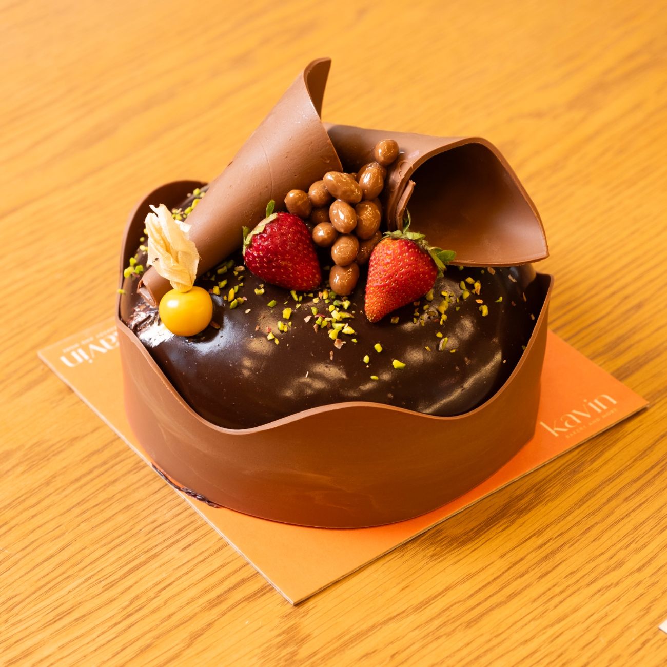 Fıstık Rüyası ( 6-8 kişilik ) - Çikolatalı krema, antep fıstık draje, dışı bitter çikolata sos, çikolatalı pandispanya.