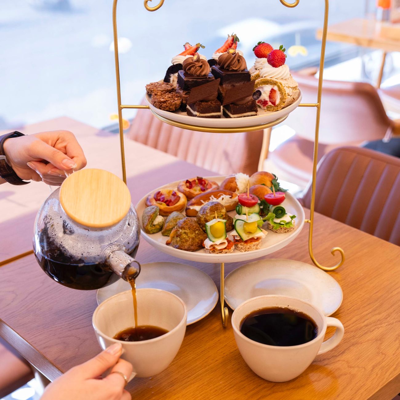 High tea - Çay Saati - High Tea özenle hazırlanmış tatlı ve tuzlu lezzetleriyle her buluşmayı özel bir anıya dönüştürüyor. Nefis tatlı çeşitleri, el yapımı ürünler, mini kanepeler ve 1 pot çay ile şefin dokunuşlarıyla hazırlanan bu konsept ile keyifli sohbetler ve şık sunumlarla dolu bu çay saati , özellikle gruplar için mükemmel bir kaçamak.