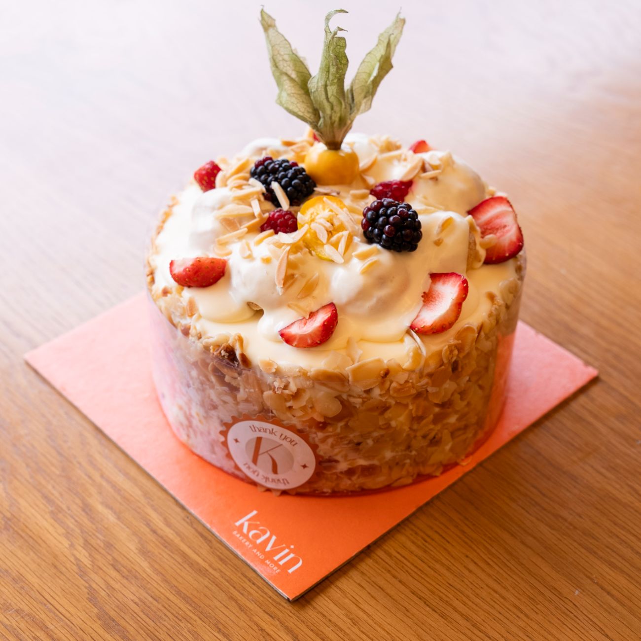 White Profiterole ( 4-6 Kişilik ) - Beyaz pastacı krema, çilek, antep fıstık draje, profiterol, magnolia, pandispanya.