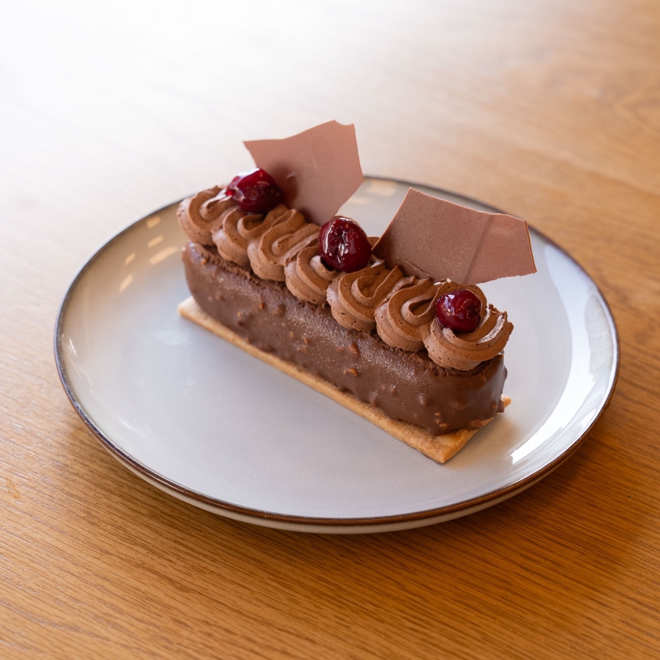 Chocalate Crown - Kahveli çikolatalı krema; fındıklı Belçika çikolatası ve tart kurabiyesiyle buluşan yoğun ve zarif bir lezzet.